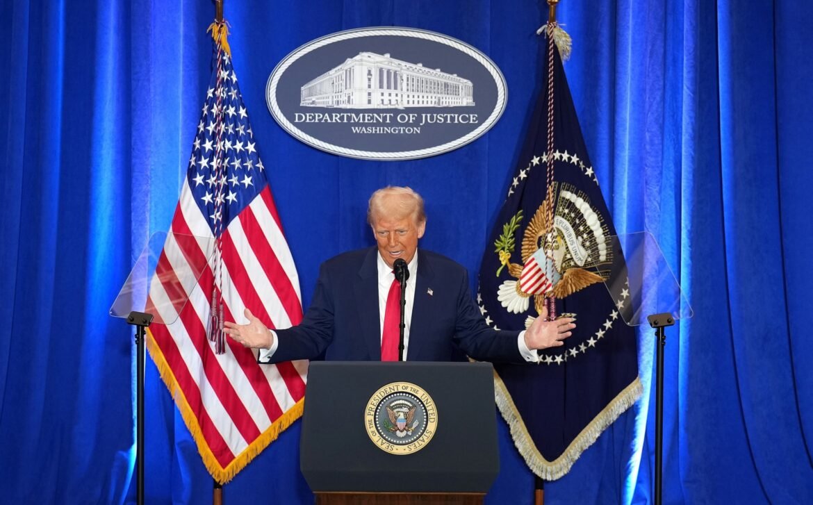 DOJ अटॉर्नी को संबोधित करते हुए ट्रम्प का कहना है कि जो लोग उन्हें अदालत में लड़ते हैं, वे 'स्कम' हैं