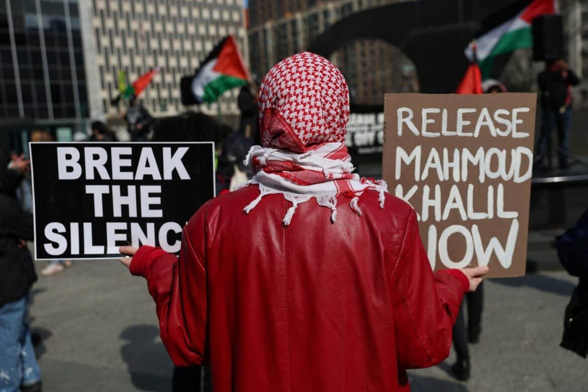 व्हाइट हाउस ने कथित तौर पर कार्यकर्ता महमूद खलील की गिरफ्तारी पर अपडेट मांगा, उनके वकील कहते हैं