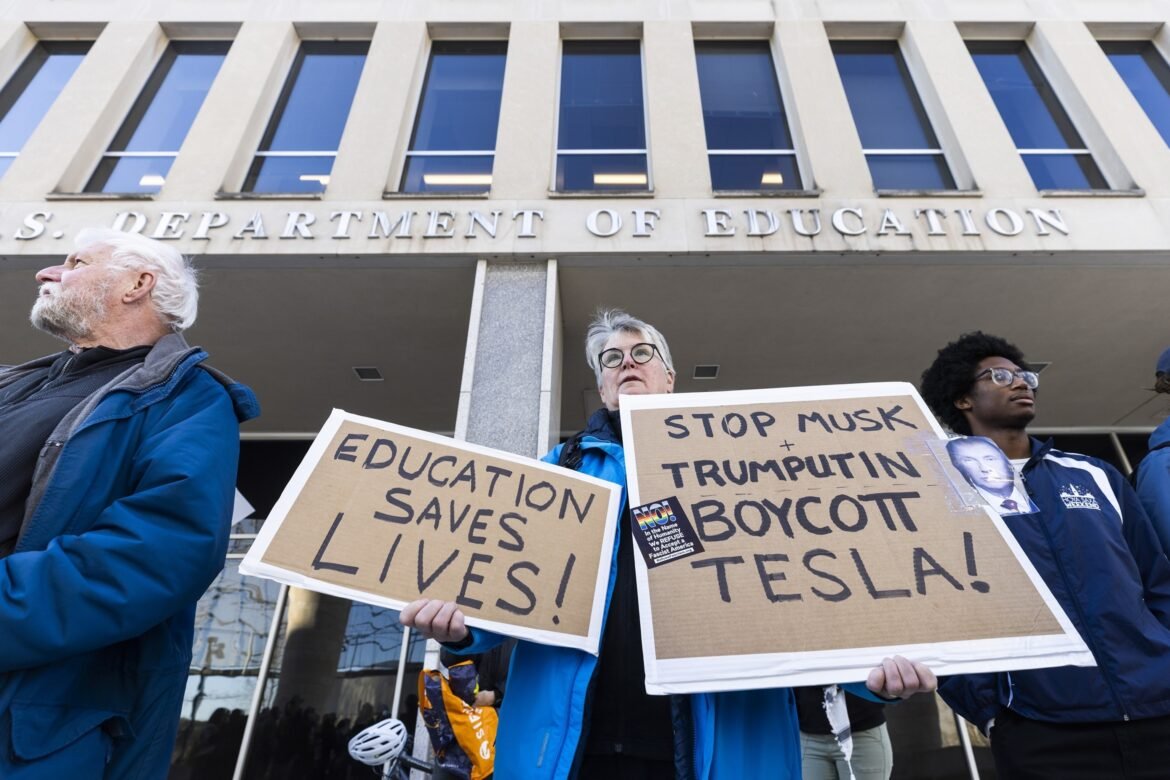 शिक्षा विभाग के कार्यकर्ता को निकाल दिया: 'हमें समझ में आया कि हम डिस्पोजेबल थे।'