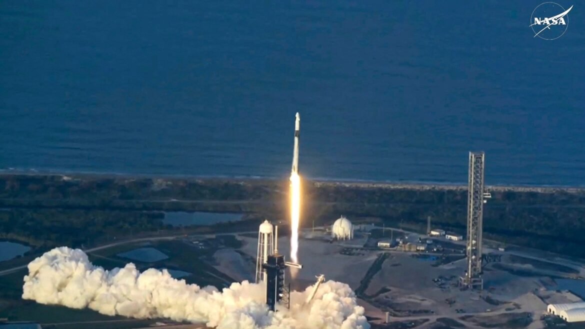 स्पेसएक्स ड्रैगन ने आईएसएस के साथ मिशन में नासा के अंतरिक्ष यात्रियों को वापस पृथ्वी पर वापस लाने के लिए डॉक किया