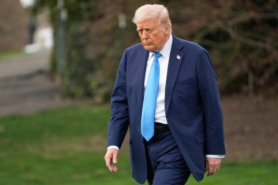 1,900 से अधिक शोधकर्ताओं ने व्हाइट हाउस द्वारा विज्ञान पर 'हमले' का वर्णन किया: 'हम वास्तविक खतरे को देखते हैं'