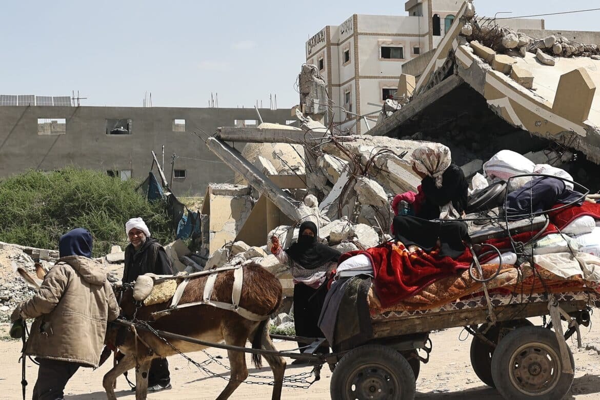 इज़राइल गाजा में नए 'सुरक्षा गलियारे' का निर्माण करते हुए, राफा का नियंत्रण लेता है