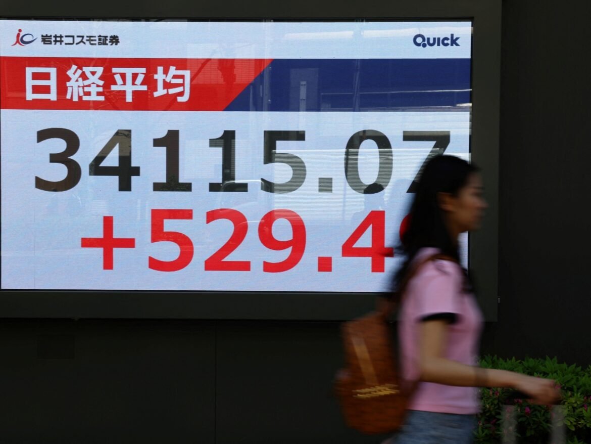 इलेक्ट्रॉनिक्स के लिए ट्रम्प टैरिफ छूट के बीच वैश्विक शेयर इलेक्ट्रॉनिक्स के लिए ट्रम्प टैरिफ छूट के बीच वैश्विक शेयर बाजार