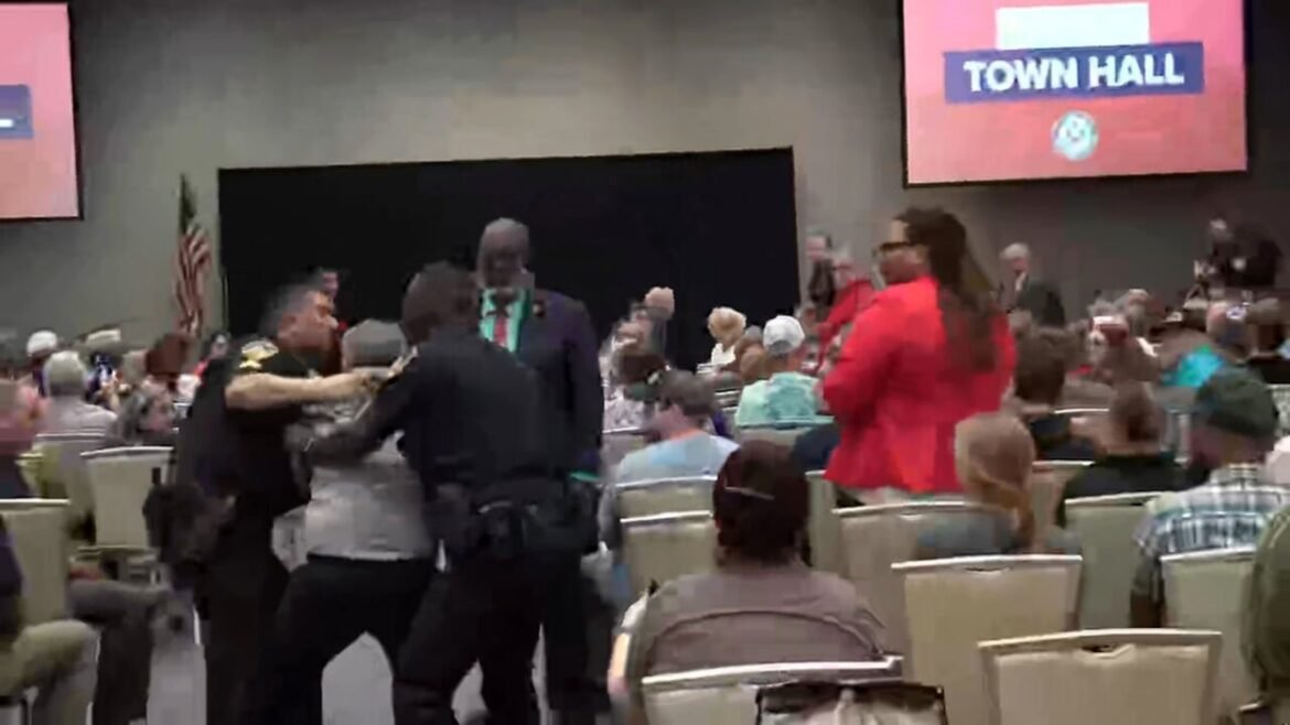 ग्रासली आयोवा में हथौड़ा मारता है, मार्जोरी टेलर ग्रीन टाउन हॉल में हाथापाई करता है