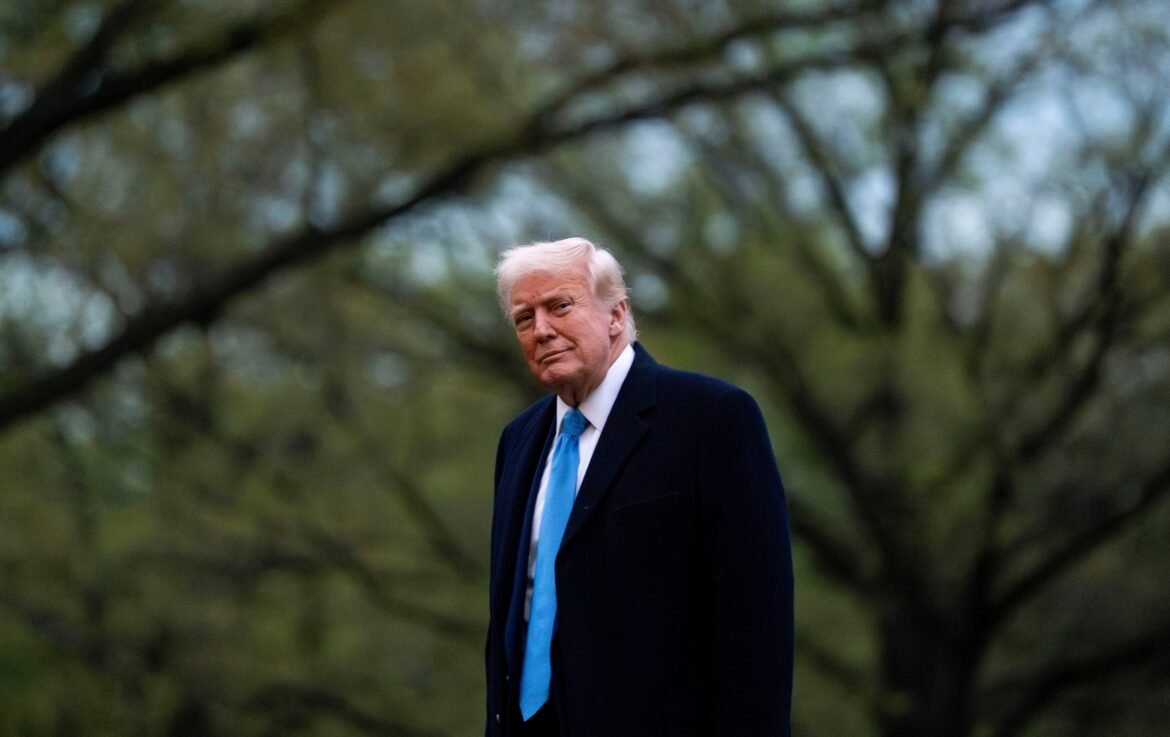 जज के लिए पूर्व क्लर्क जिन्होंने ट्रम्प के वर्गीकृत डॉक्स जज के लिए पूर्व क्लर्क जिन्होंने ट्रम्प के वर्गीकृत डॉक्स मामले को सीनियर डीओजे पद पर फेंक दिया