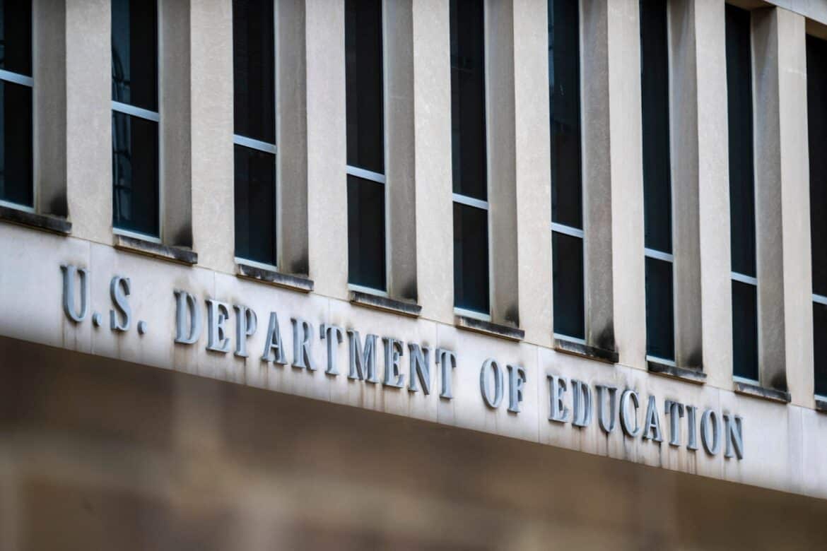 न्यायाधीश ट्रम्प प्रशासन के छात्र वीजा समाप्ति को 'मनमाना और मकर' के रूप में विस्फोट करता है