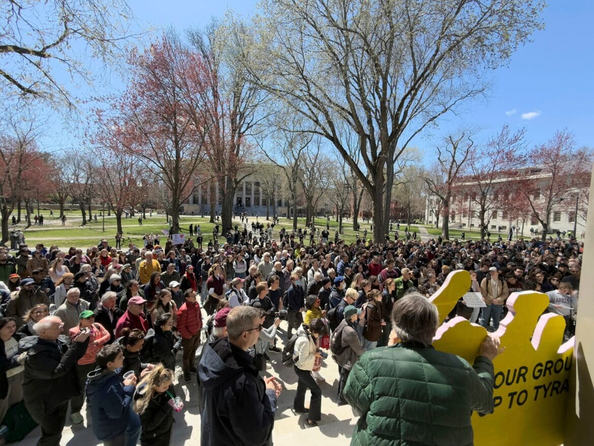हार्वर्ड की कर-मुक्त स्थिति पर आईआरएस निर्णय दिनों में आ सकता है: स्रोत