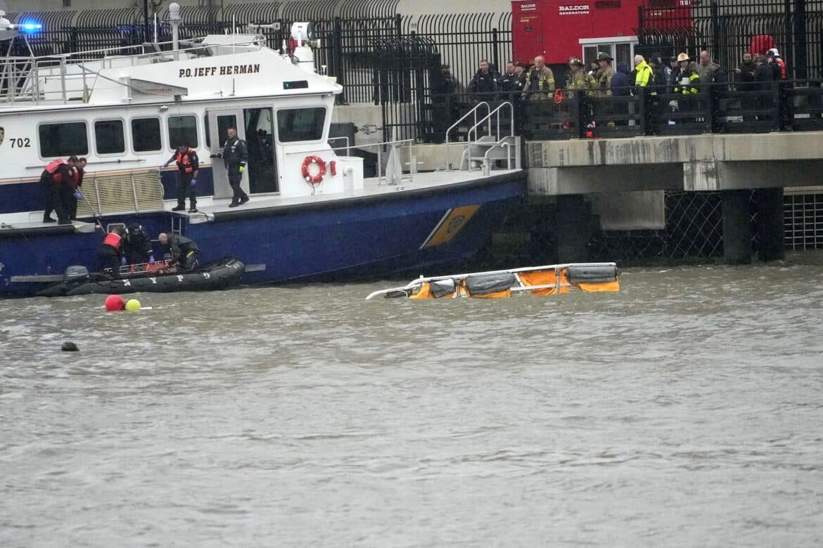 हेलिकॉप्टर रोटर घातक दुर्घटना के बाद हडसन नदी के दिनों हेलिकॉप्टर रोटर घातक दुर्घटना के बाद हडसन नदी के दिनों से लिया गया