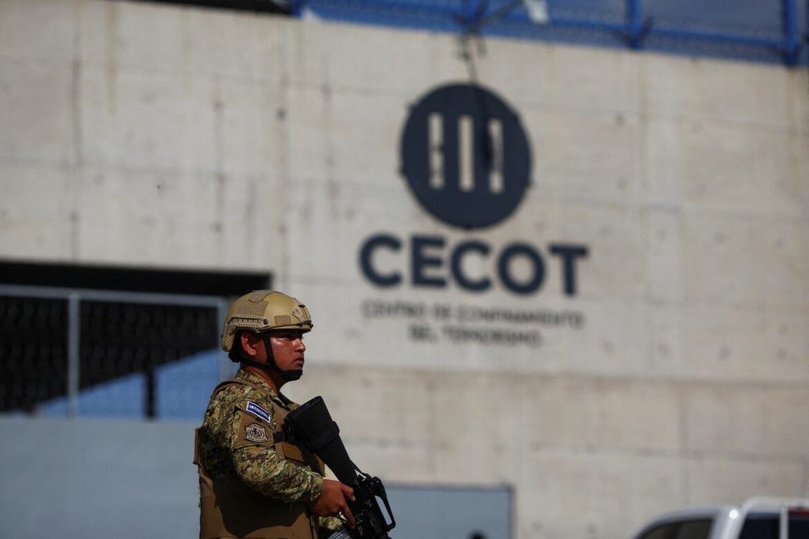 2 न्यायाधीश नियम ट्रम्प का उपयोग निर्वासन के लिए विदेशी दुश्मनों का उपयोग गैरकानूनी है