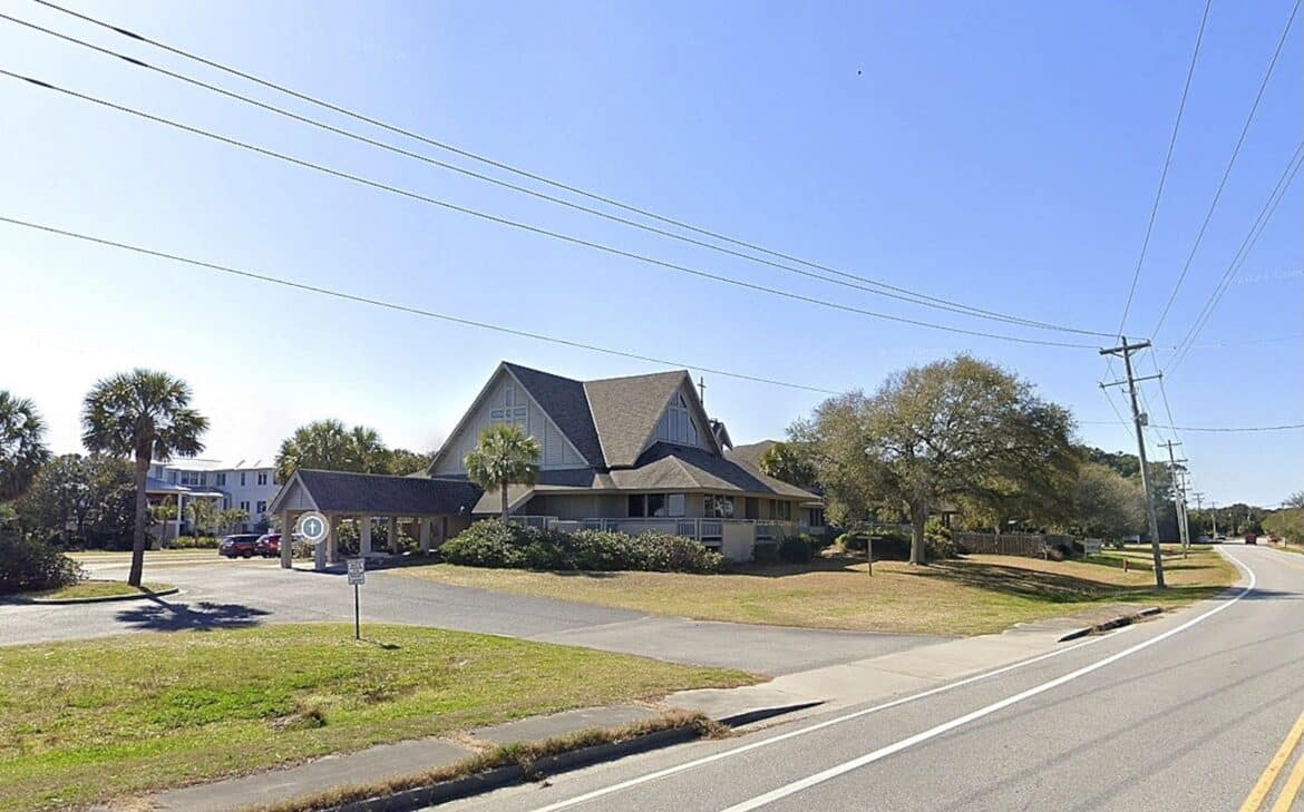 2 बच्चे, 1 वयस्क, सुलिवन द्वीप, दक्षिण कैरोलिना में चर्च के पूर्वस्कूली के बाहर कार द्वारा मारा गया