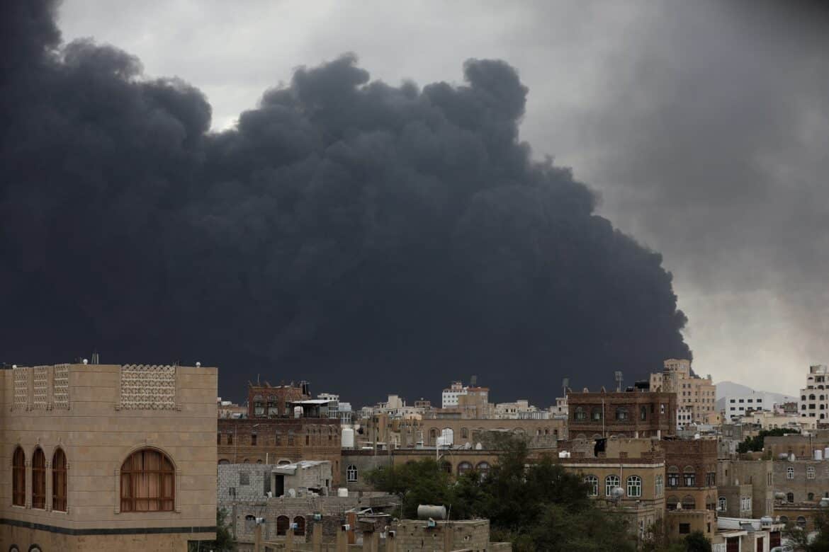 इज़राइल तेल अवीव हवाई अड्डे के पास हौथी मिसाइल हड़ताल के बाद यमन हवाई अड्डे पर हमला करता है