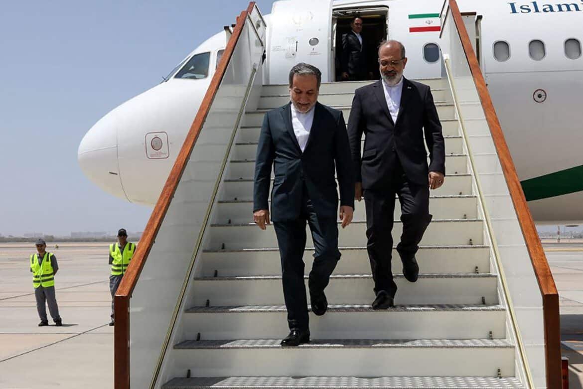 ईरान का शीर्ष राजनयिक ओमान में हमारे साथ अप्रत्यक्ष परमाणु वार्ता के लिए आता है