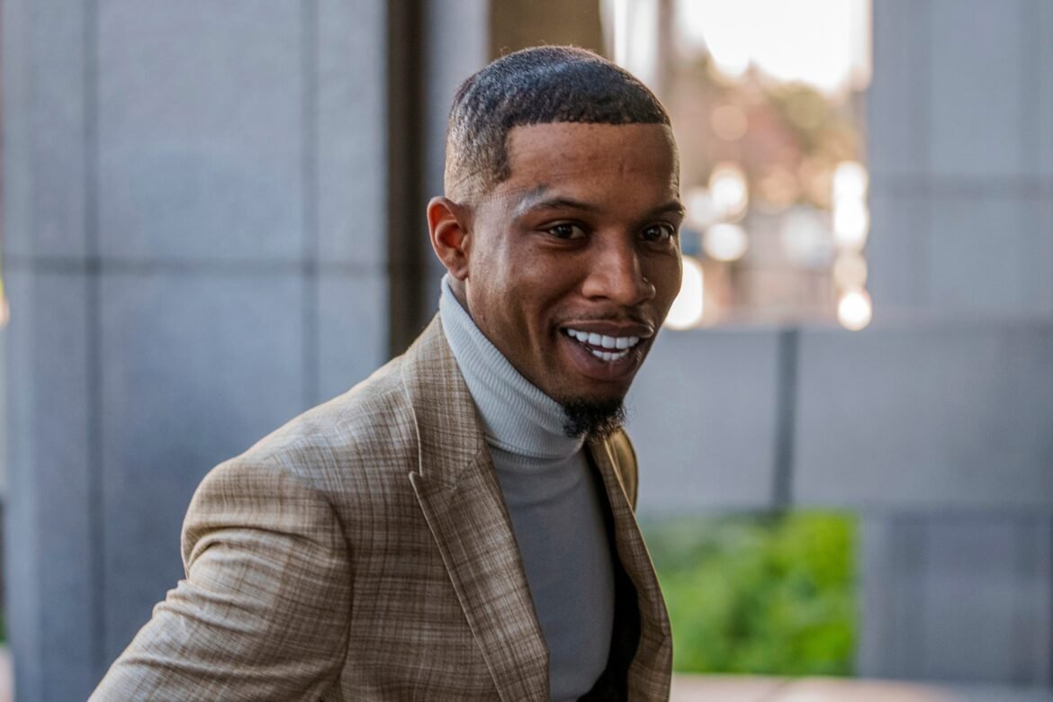 टोरी लेनज़, मेगन थे स्टालियन शूटिंग के लिए जेल में, साथी कैदी द्वारा हमले के बाद अस्पताल में भर्ती हुए