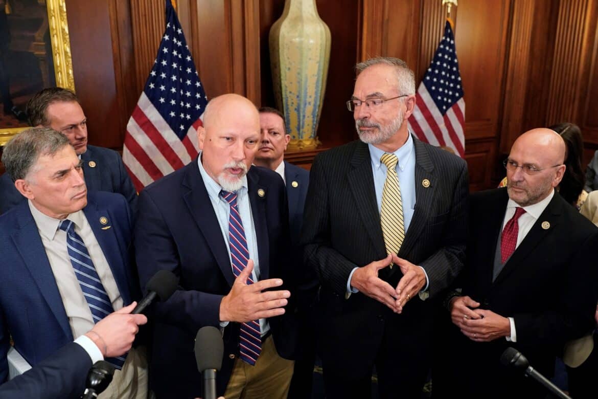 फोटो: रेप। चिप रॉय, रेप एंडी हैरिस और रेप क्ले हिगिंस ने 21 मई, 2025 को वाशिंगटन में कैपिटल हिल पर व्यापक कर कटौती के लिए अमेरिकी राष्ट्रपति डोनाल्ड ट्रम्प की योजना पर एक हाउस रूल्स कमेटी की सुनवाई के दौरान प्रेस से बात की। 