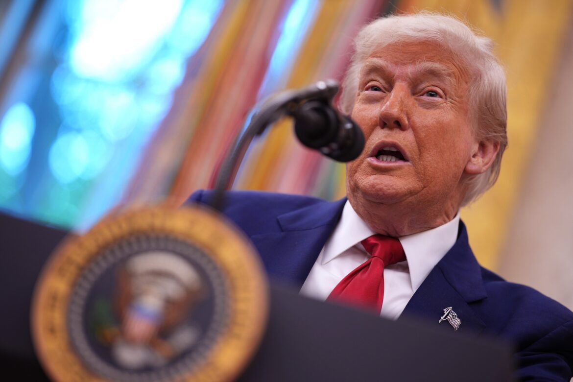 ट्रम्प की क्षमा की हड़बड़ाहट में कुछ अभियान योगदानकर्ता शामिल हैं