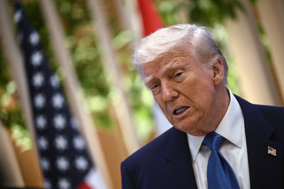 ट्रम्प ने पूर्व एफबीआई के निदेशक जेम्स कॉमी को विवादास्पद इंस्टाग्राम पोस्ट पर विस्फोट कर दिया