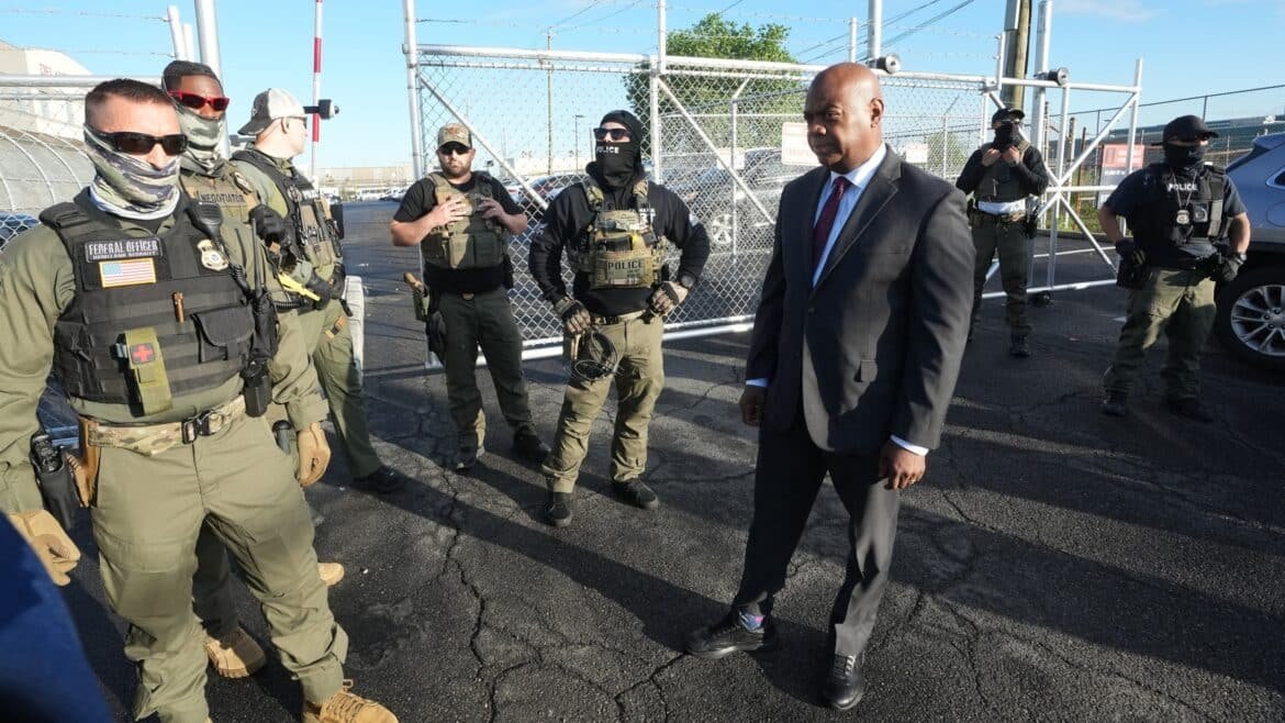 नेवार्क मेयर ने 'ओवरसाइट' का संचालन करने के लिए डेमोक्रेट्स में शामिल होने के दौरान आईसीई सुविधा में गिरफ्तार किया