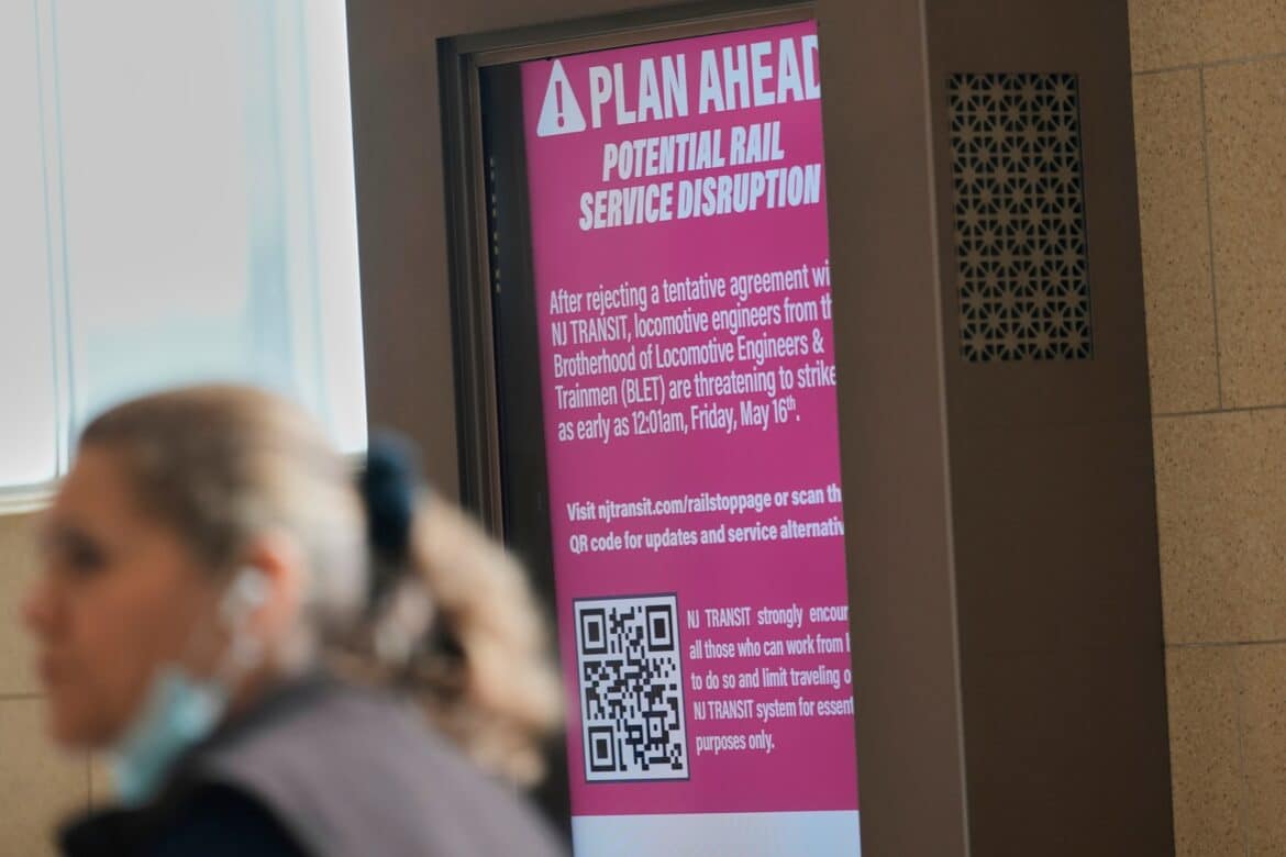 न्यू जर्सी ट्रांजिट स्ट्राइक चल रहा है; कुछ 350,000 यात्री परिवहन के लिए हाथापाई करते हैं