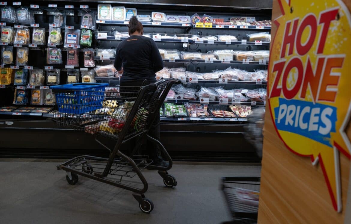 मुद्रास्फीति गिर रही है लेकिन ये कीमतें अभी भी बढ़ रही हैं