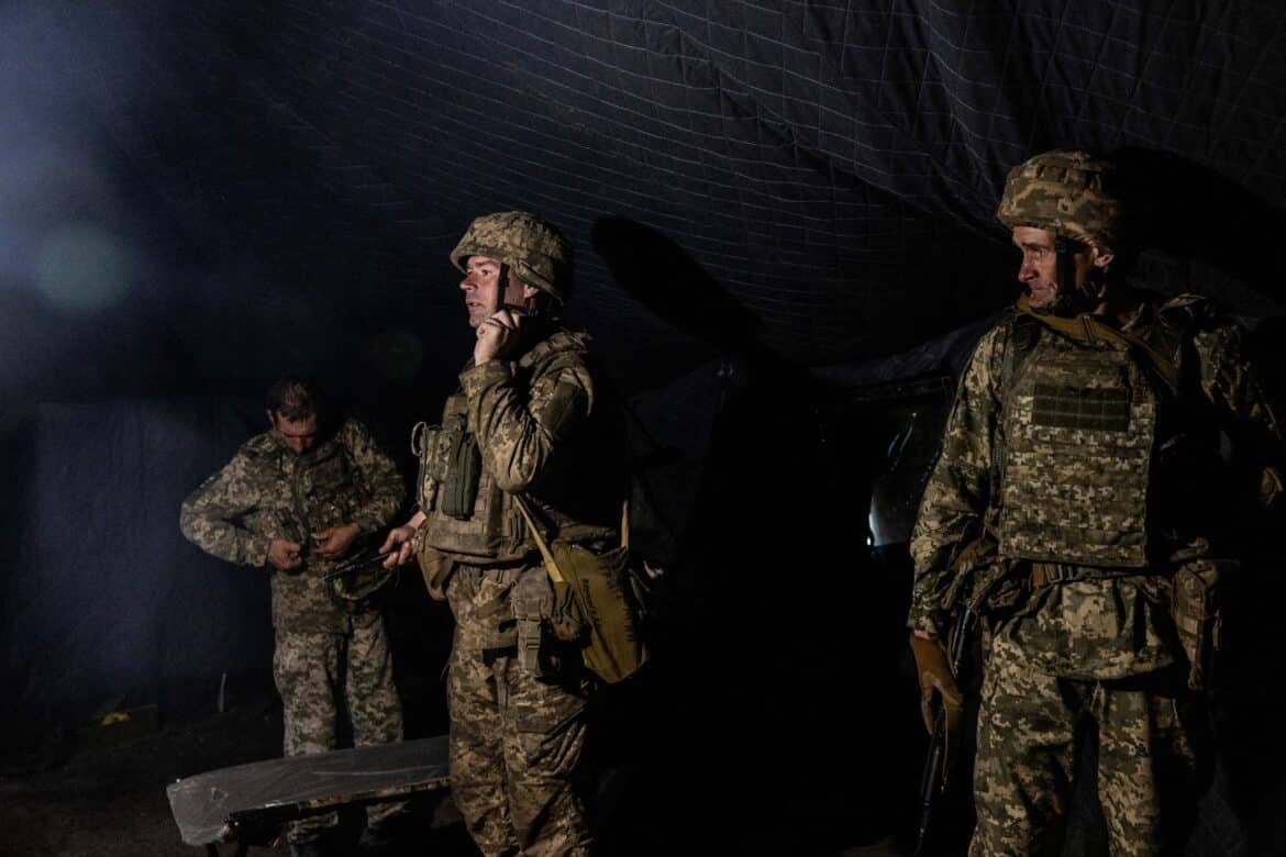 फोटो: 24 वीं अलग असॉल्ट बटालियन के यूक्रेनी सर्विसिमेन्स "सहायता" यूक्रेन के रूसी आक्रमण के बीच 9 मई, 2025 को Dnipropetrovsk क्षेत्र में एक अज्ञात स्थान पर उनके रोटेशन से पहले इकट्ठा करें।