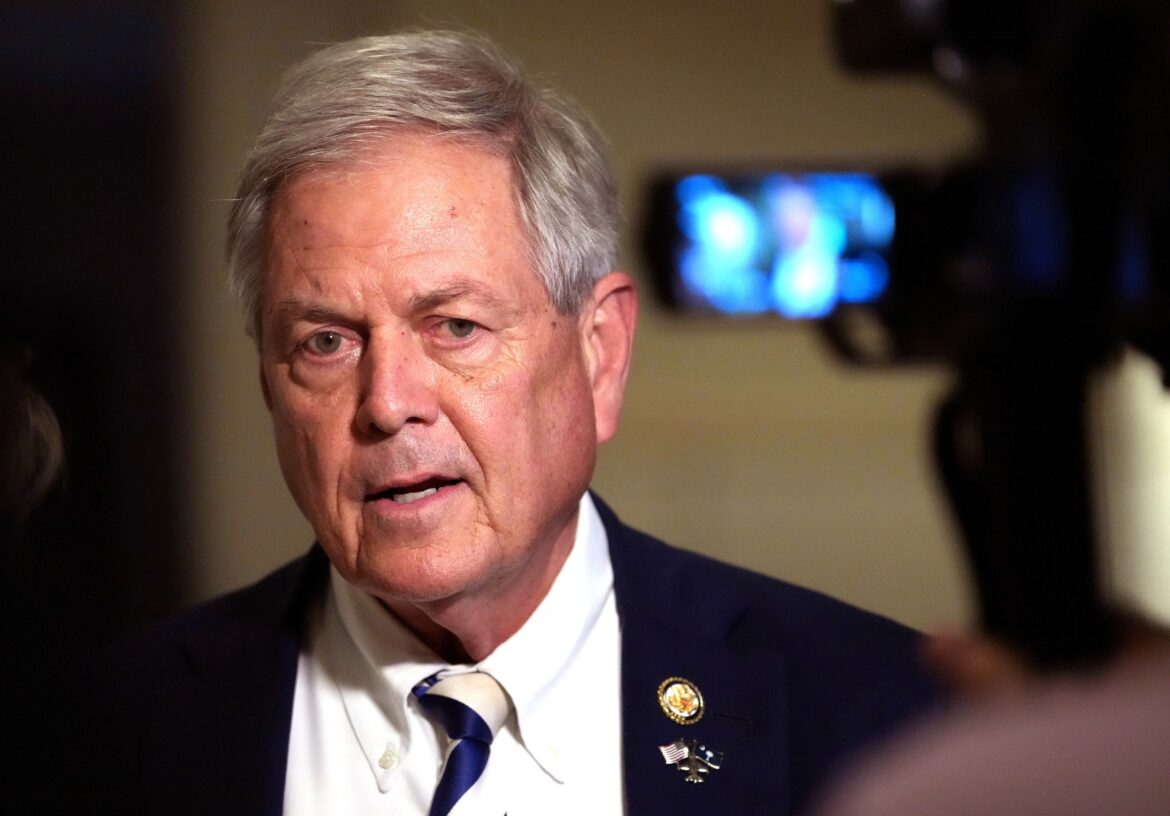 रिपब्लिकन हार्डलाइनरों ने ट्रम्प के एजेंडे को शामिल करने वाले GOP बिल को पटरी से उतारने की धमकी दी