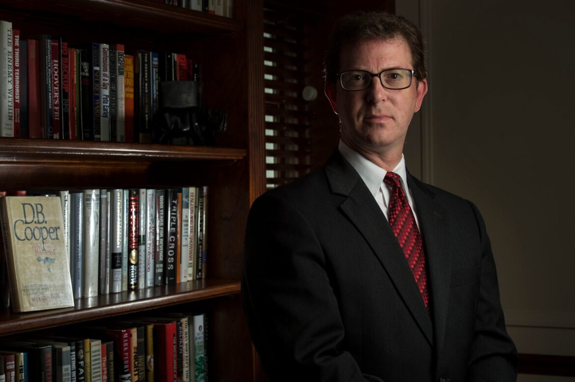 व्हिसलब्लोअर अटॉर्नी ने ट्रम्प प्रशासन को निरस्त सुरक्षा मंजूरी को बहाल करने के लिए मुकदमा दायर किया