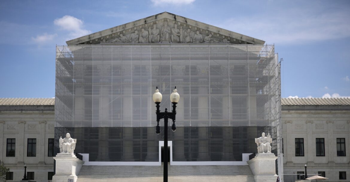 सुप्रीम कोर्ट ट्रम्प के विदेशी दुश्मनों अधिनियम निर्वासन पर अस्थायी ब्लॉक रखता है