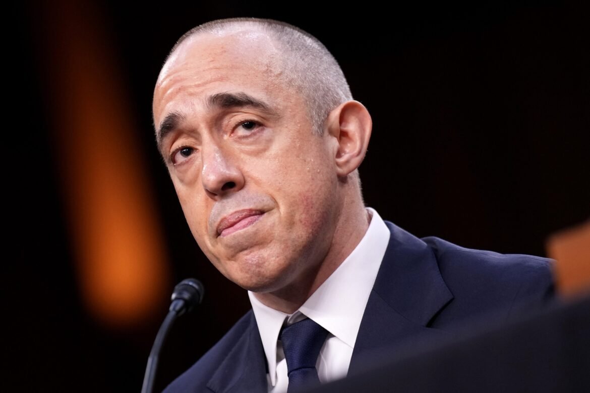 DOJ के आधिकारिक एमिल बोवे, जजशिप के लिए पुष्टि सुनवाई में, कहते हैं कि वह 'किसी का भी गुर्गे नहीं' है