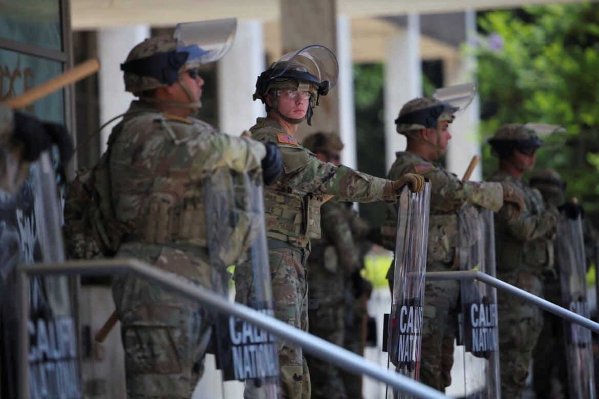 एलए विरोध के बीच, नेशनल गार्ड, मरीन के लिए बल के नियमों के बारे में अधिकारियों ने क्या कहा