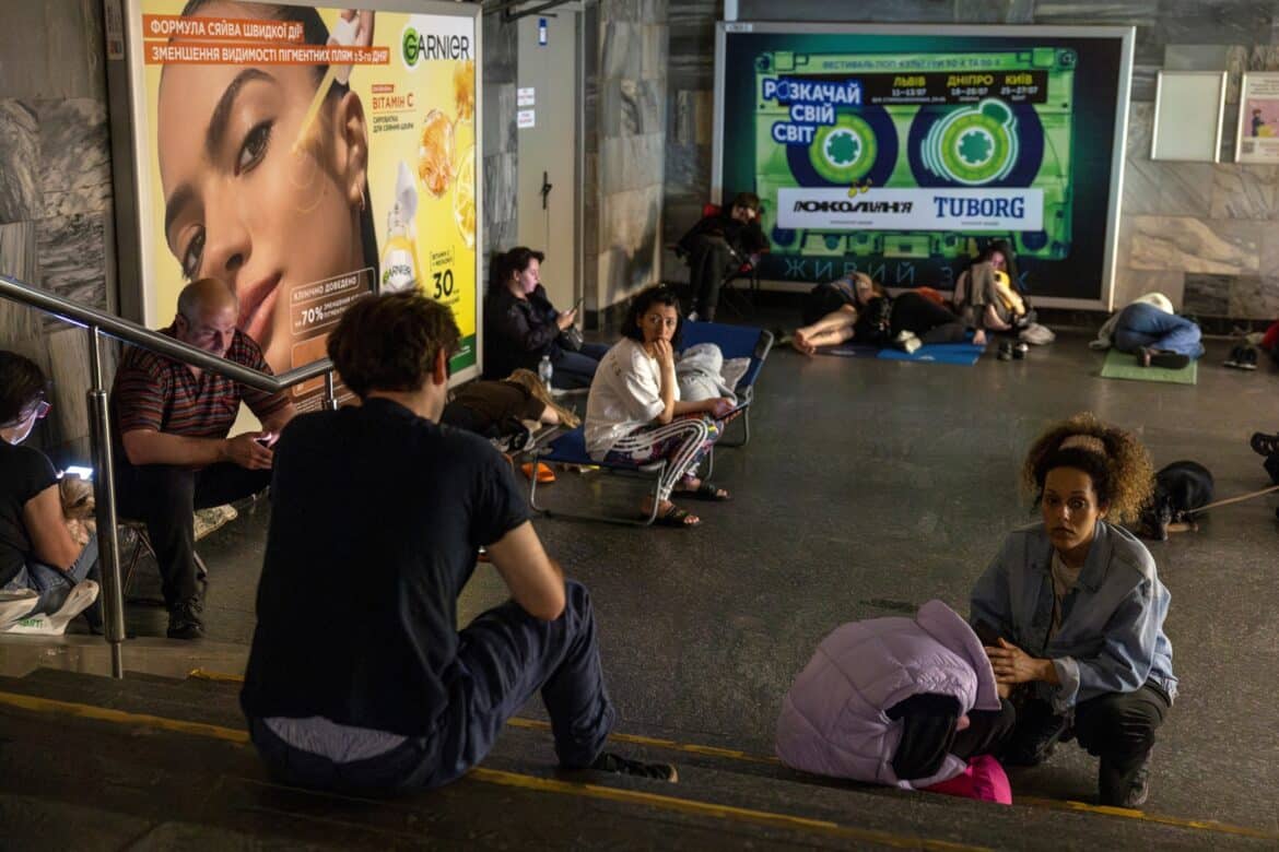 फोटो: लोग कीव में एक रूसी ड्रोन हमले के दौरान एक मेट्रो स्टेशन में आश्रय लेते हैं