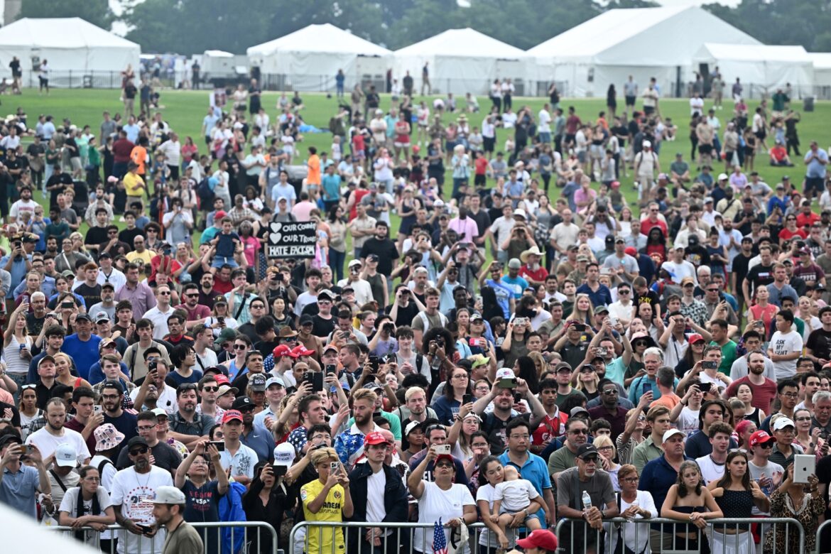 ट्रम्प नेशनल मॉल में बड़े पैमाने पर सैन्य परेड को बंद कर दिया