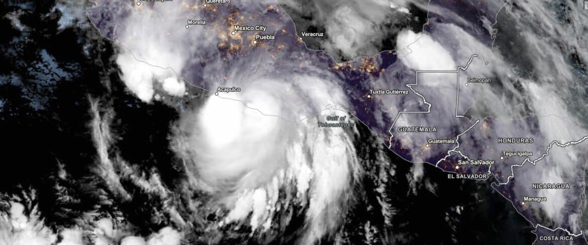तूफान एरिक एक शक्तिशाली बिल्ली 3 तूफान के रूप में मेक्सिको के प्रशांत तट को स्लैम करता है