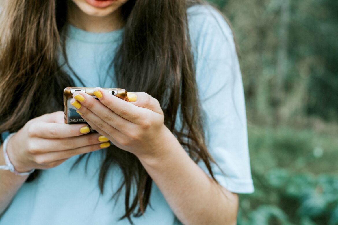 बच्चों में आक्रामकता, चिंता, कम आत्मसम्मान से जुड़ा हुआ स्क्रीन समय बढ़ा, अध्ययन पाता है