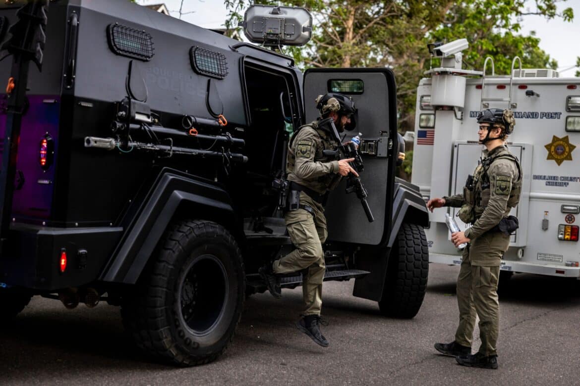 बोल्डर ग्रुप लीडर ने हमले के रूप में 'घबराहट' को याद किया: 'वे सचमुच आग पर हैं'