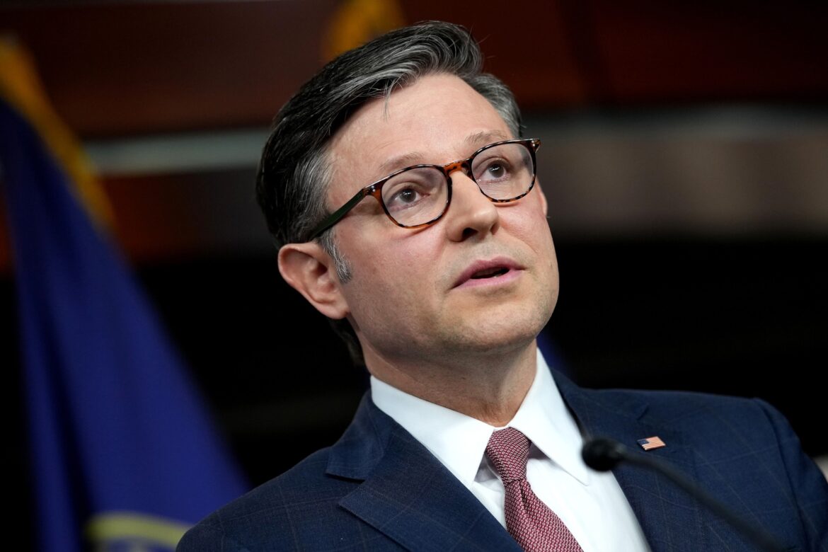 वक्ता जॉनसन ट्रम्प-मस्क क्रॉसफ़ायर से मेगाबिल के भाग्य की रक्षा करने की कोशिश करता है