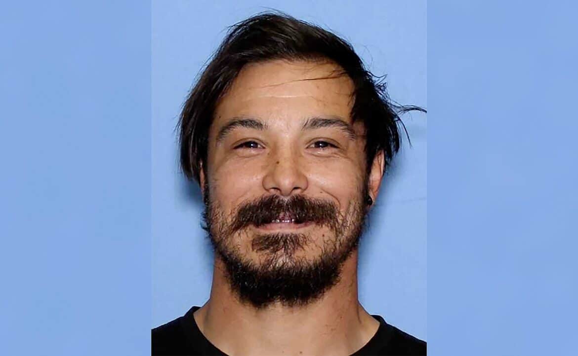 वाशिंगटन कैंपग्राउंड के पास फादर पुलिस का कहना है कि मैनहंट फादर पुलिस के लिए जारी है