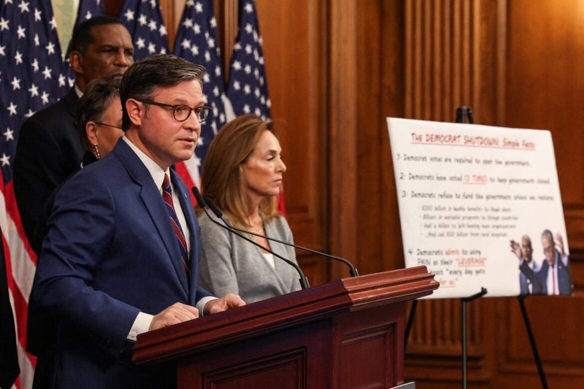 स्पीकर जॉनसन का कहना है कि ट्रंप के तीसरे कार्यकाल स्पीकर जॉनसन का कहना है कि ट्रंप के तीसरे कार्यकाल के लिए कोई 'रास्ता' नहीं है