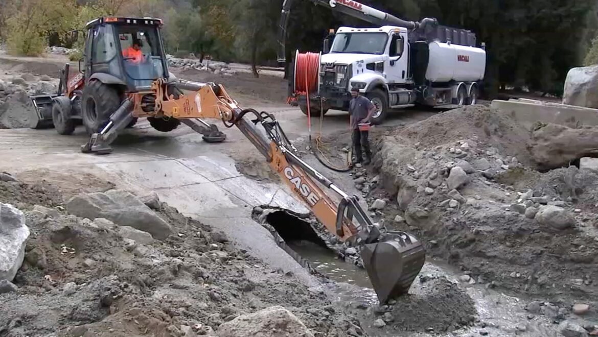 जगह-जगह खाली करने की चेतावनी दी गई है क्योंकि भारी बारिश से कैलिफ़ोर्निया के जले हुए क्षेत्र प्रभावित हो सकते हैं, जिससे भूस्खलन, मलबा बह सकता है