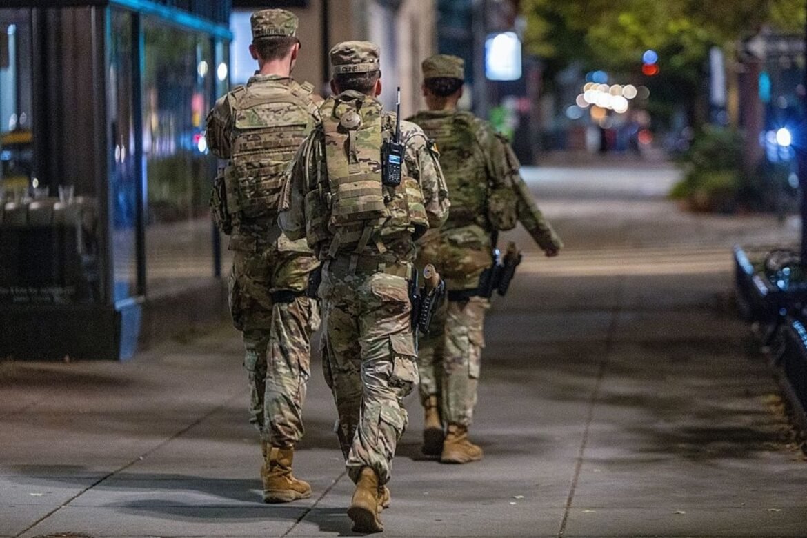 फोटो: ट्रम्प ने संघीय कानून प्रवर्तन उपस्थिति बढ़ाई, देश की राजधानी में नेशनल गार्ड तैनात किया