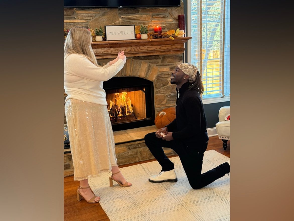 परिवार ने पिता की सहायता के लिए आए मेल वाहक के साथ दूसरा थैंक्सगिविंग डिनर मनाया