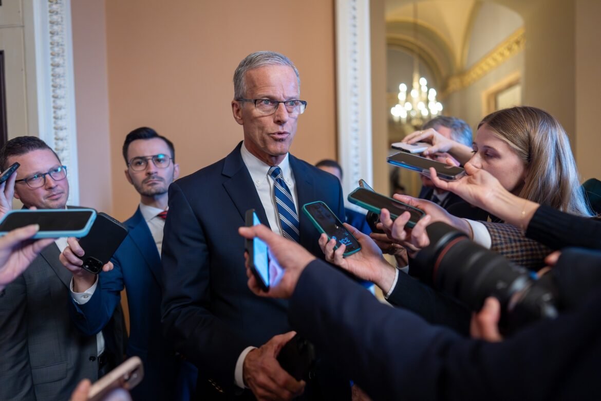 शटडाउन गतिरोध को तोड़ने के लिए पर्याप्त डेमोक्रेट्स को रिपब्लिकन के साथ वोट करने की उम्मीद है: सूत्र