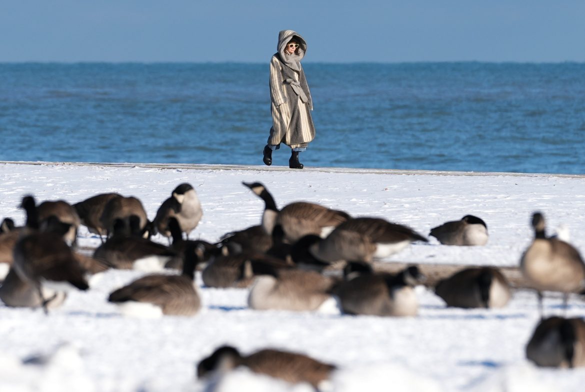 आर्कटिक विस्फोट से मिडवेस्ट, नॉर्थईस्ट प्रभावित हुआ, बर्फबारी के कारण मिड-अटलांटिक में स्कूल बंद करने पड़े