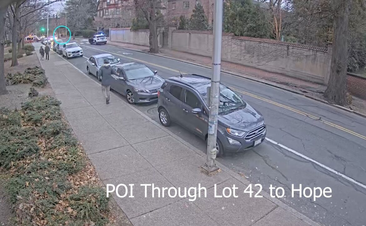 एफबीआई के नए वीडियो में ब्राउन यूनिवर्सिटी में गोलीबारी में वांछित व्यक्ति को हमले के बाद पुलिस के पास चलते हुए दिखाया गया है