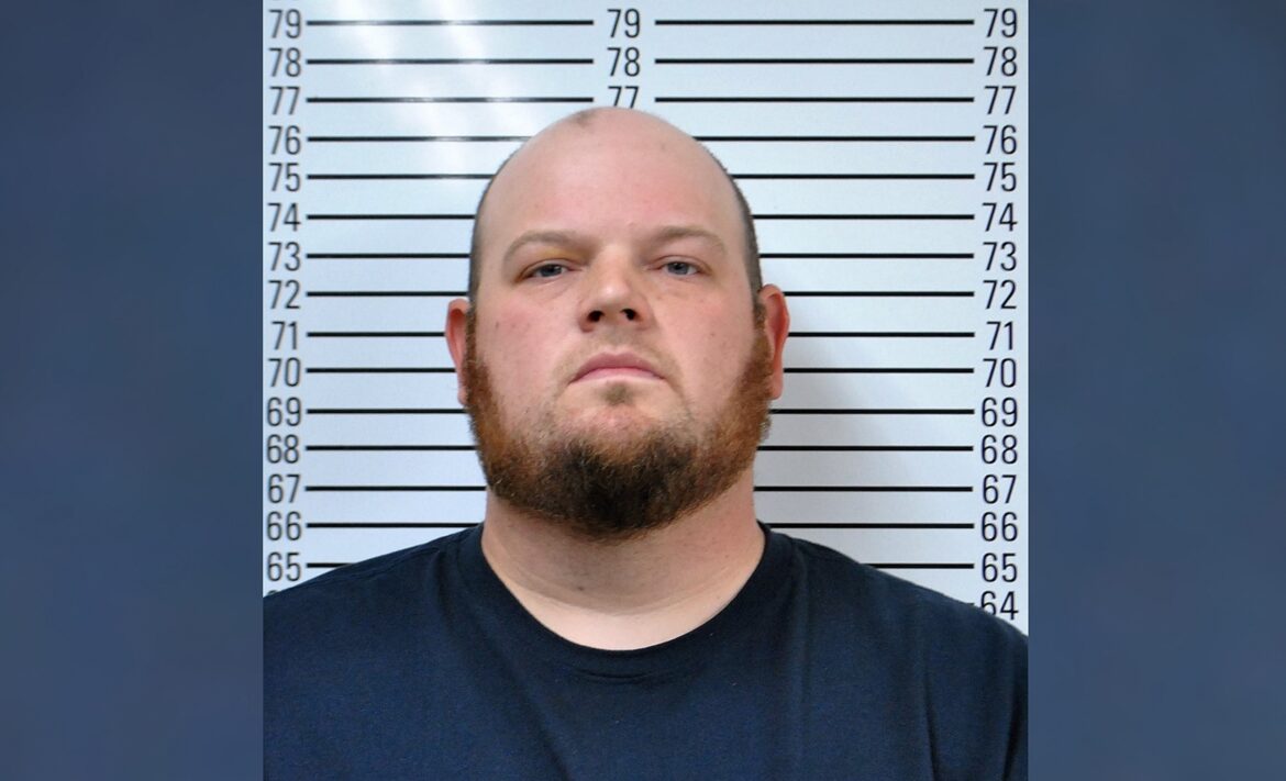 ओक्लाहोमा में अपने पिछवाड़े में लक्ष्य अभ्यास कर रहे एक व्यक्ति पर महिला को गोली मारकर हत्या करने का आरोप है