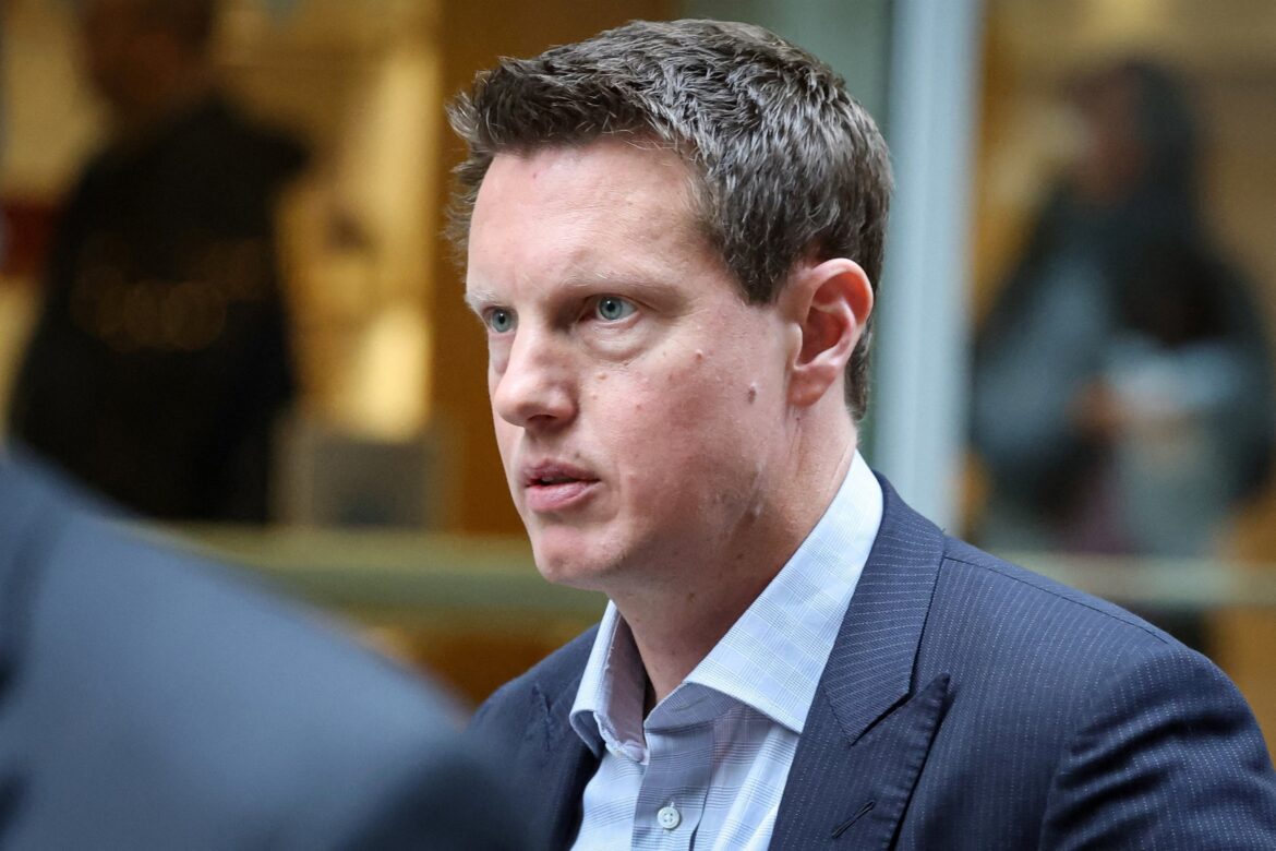 कुछ विशेषज्ञों का कहना है कि वार्नर ब्रदर्स डिस्कवरी के लिए बोलियाँ अनिश्चित ट्रम्प अनुमोदन प्रक्रिया का सामना करती हैं