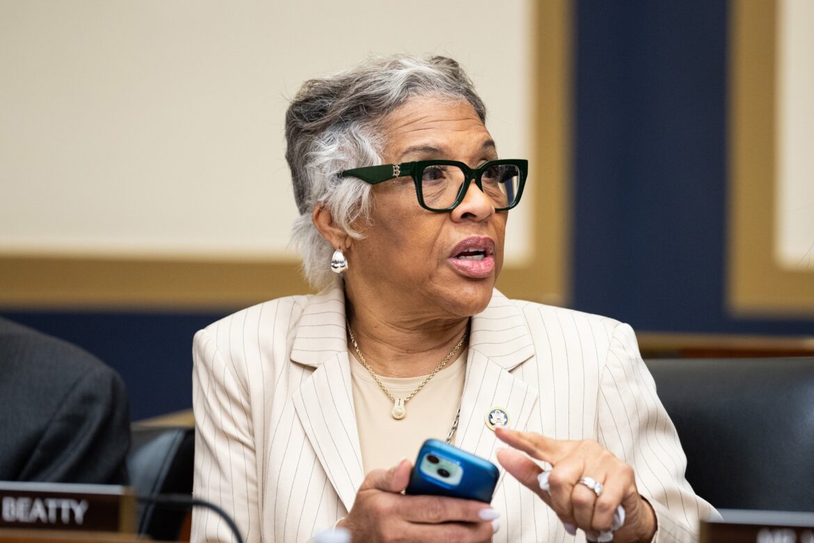 डेमोक्रेटिक प्रतिनिधि जॉयस बीटी ने कैनेडी सेंटर से ट्रम्प का नाम हटाने के लिए मुकदमा दायर किया