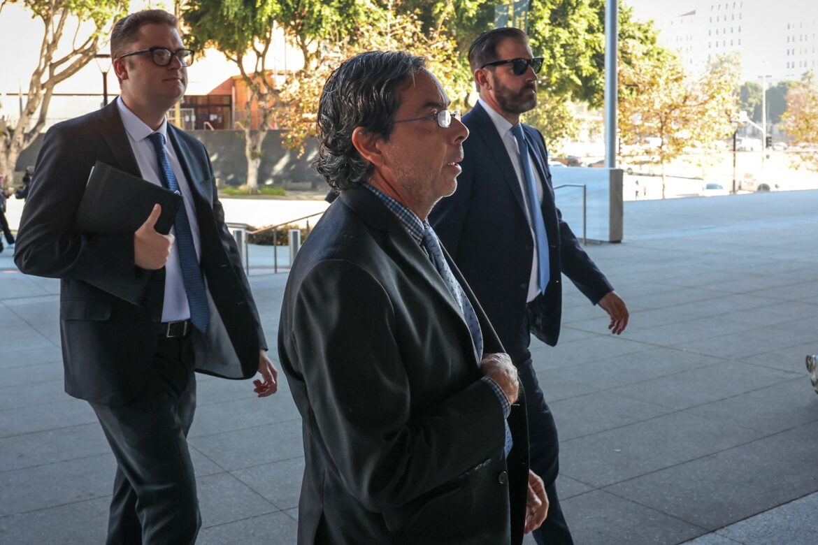 फोटो: पूर्व मेडिकल डॉक्टर मार्क चावेज़ और उनके वकील मैथ्यू बिनिंगर (आर) 16 दिसंबर, 2025 को लॉस एंजिल्स में अभिनेता मैथ्यू पेरी की ओवरडोज से मौत से संबंधित केटामाइन वितरित करने की साजिश के आरोप में सजा सुनाने के लिए पहुंचे। 