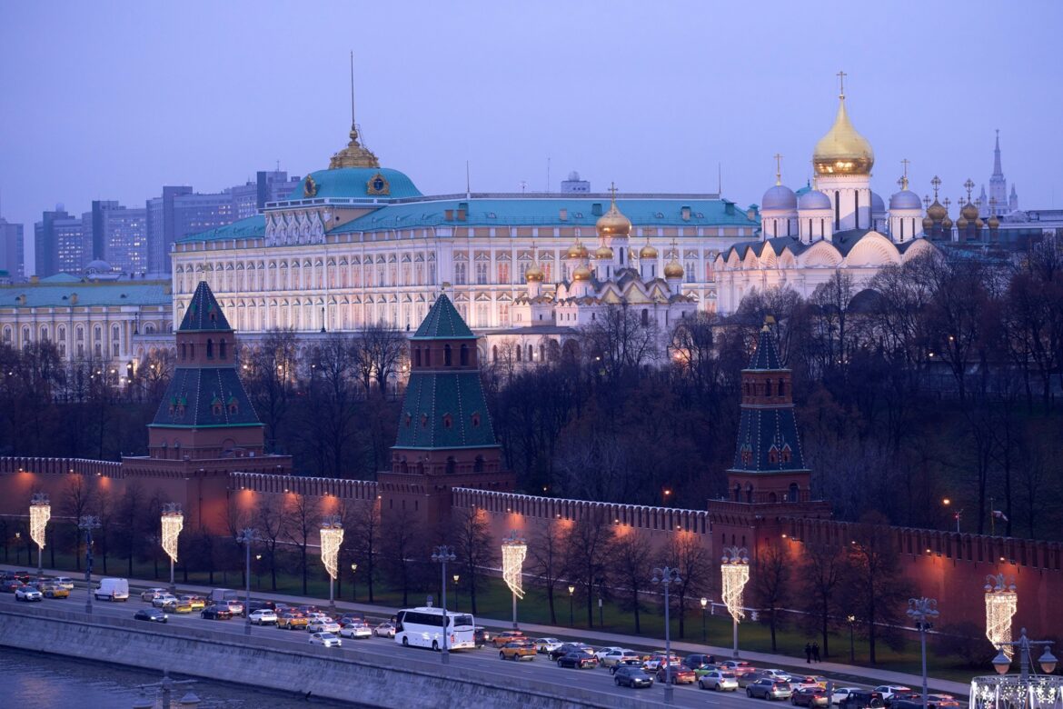 रूस का कहना है कि यूक्रेनी ड्रोनों ने मॉस्को पर हमला किया, जबकि ज़ेलेंस्की का कहना है कि कीव समझौते के लिए तैयार है