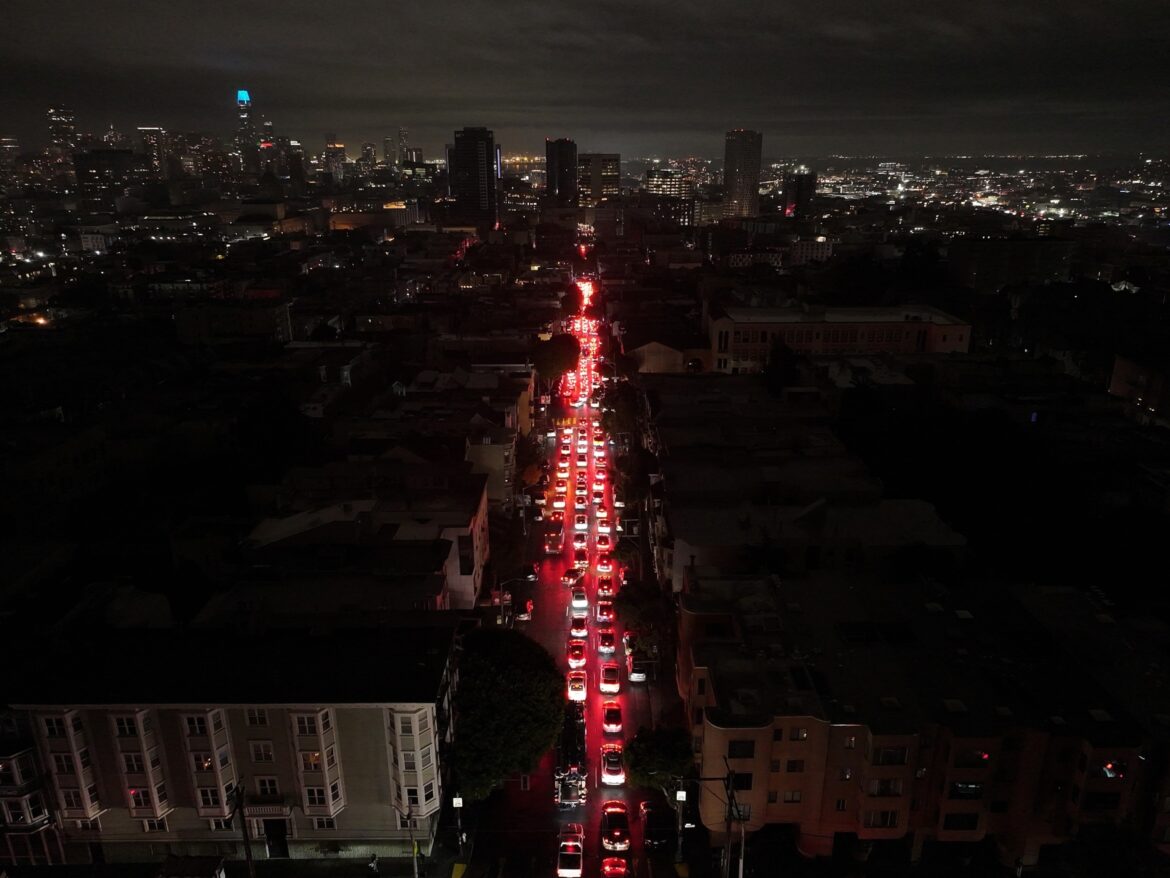 20 दिसंबर, 2025 को सैन फ्रांसिस्को, कैलिफ़ोर्निया, संयुक्त राज्य अमेरिका में 130,000 से अधिक PG&E ग्राहक बिना बिजली के थे, ऊपर से ट्रैफ़िक का एक दृश्य। 