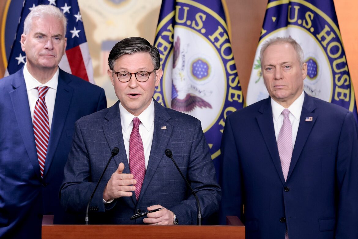 फोटो: जीओपी सम्मेलन की बैठक के बाद स्पीकर जॉनसन पत्रकारों से बात करते हुए